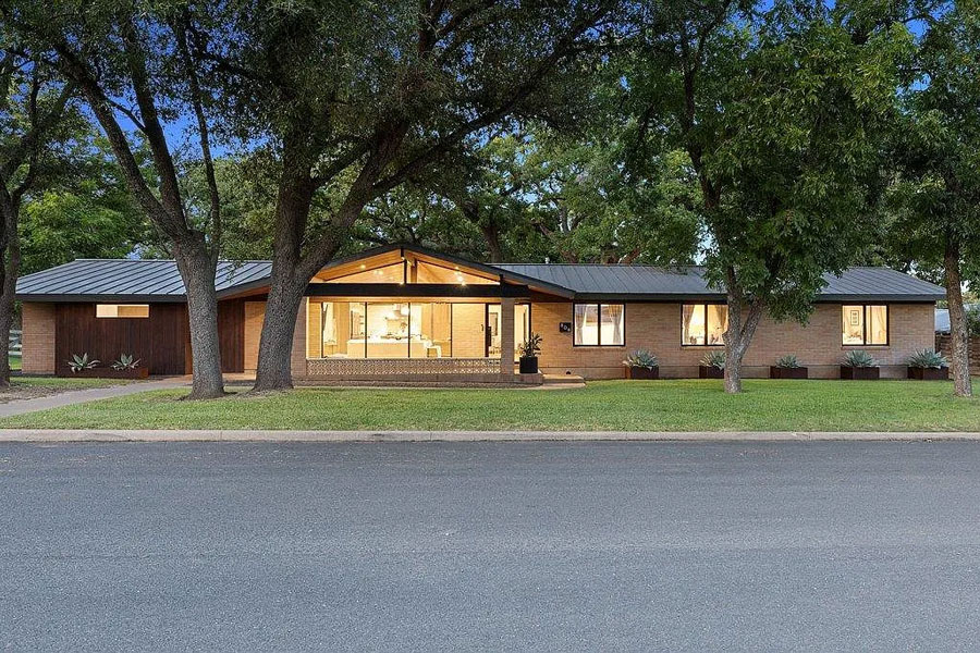 806-W-Schubert-St-Fredericksburg-TX-78624-Listed-by-Jenny-Cureton