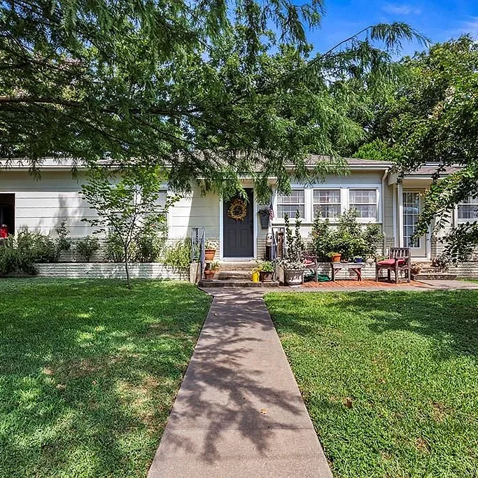 208 N Acorn St Fredericksburg TX